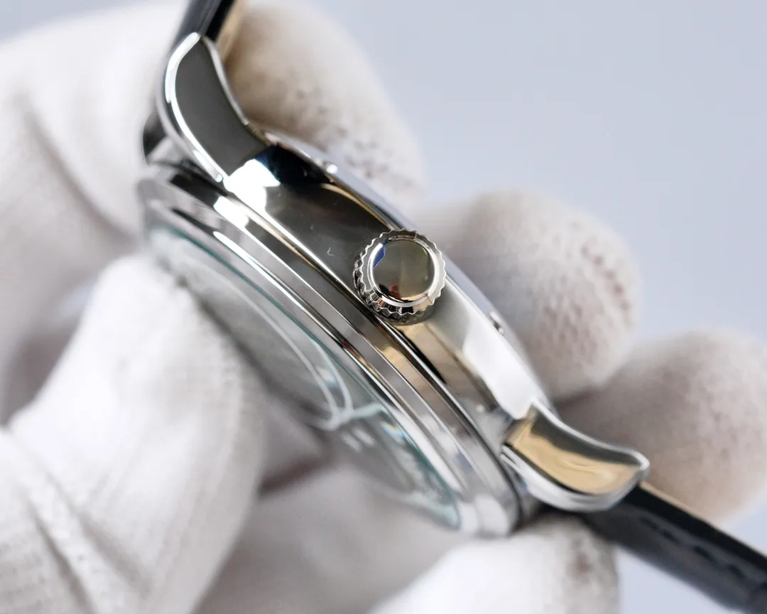【High-end replica】💰1720! Patek Philippe - The Starry Sky Upgrade Ultimate Edition upgrades the Galaxy 6102 and 6104 super complication series‼ ️Geneva Sky Series Can you imagine wearing the starry sky on your wrist? This starry sky watch has a unique astrological function. You can enjoy the Geneva sky map on the blue round dial, as well as the golden moon trajectory. It lasts for 20 months. It adopts a pearl rotor modified from Japan's Citizen 8215. It has the same movement as the original one. The moon on the dial will automatically change according to the full moon, full moon, eclipse and curvature of the moon in the sky. The sapphire glass on the front and rear of the case is treated with advanced technology to increase the refracted light of the glass, making the dial look more transparent. It does not seem to have the feeling of glass. The back cover and glass also use the same concave shape as the original product, breaking the traditional parallelism between the back cover and the glass of the watch🔥Top product, continuous high-quality products🔥